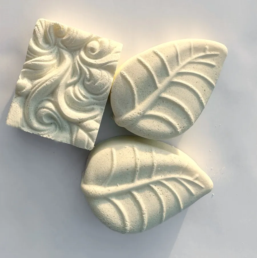Handgemachte Seifen mit Blatt- und Ornamentprägung